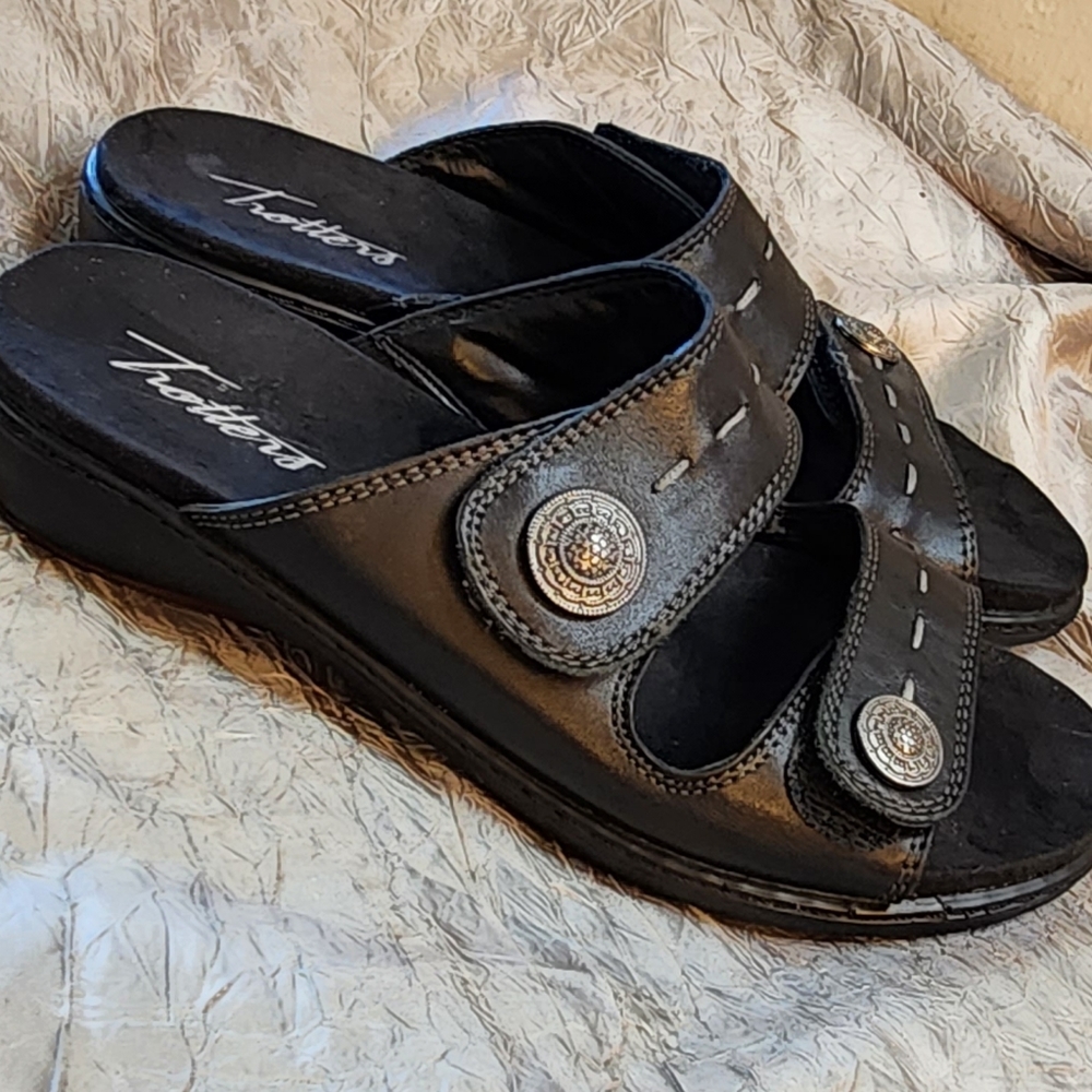 TROTTERS LEATHER SANDALS SZ 6.5